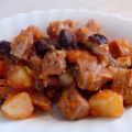 Κοκκινιστό σόγιας με ελιές και κάππαρη