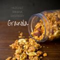 Granola με φουντούκια, μπανάνα και raspberries