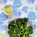 Broccolini me dressing άγριου σκόρδου και miso