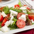 Σαλάτα με ρόκα, ντοματίνια και φέτα
