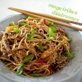 Noodles με μοσχάρι και λαχανικά σε σάλτσα σόγιας