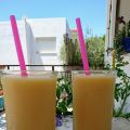 Smoothies με τροπικά φρούτα και γάλα καρύδας