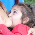 Την αποκαλούν παιδόφιλη επειδή θηλάζει την[...]