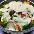 Σαλάτα με μήλο πιπεριά κρουτόν σωτέ & dressing[...]
