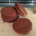 Μπισκότα μαλακά σαν brownies γεμιστά με καραμέλα