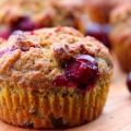 Light muffins με κόκκινα αποξηραμένα φρούτα