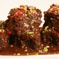 BROWNIES ΜΕ ΦΙΣΤΙΚΙ ΑΙΓΙΝΗΣ ΚΑΙ ΡΟΖ ΠΙΠΕΡΙ,[...]