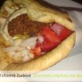 Φαλάφελ με πίτα και σάλτσα ταχινιού