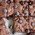 Brownies με Σοκολάτα Γάλακτος και Μύρτιλα