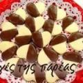 Μπισκότα από κακάο βουτηγμένα σε λευκή σοκολάτα