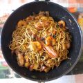 CHOW MEIN ΜΕ ΓΑΡΙΔΕΣ ΚΑΙ ΚΑΡΙ