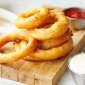 Onion rings (τηγανητά δαχτυλίδια κρεμμυδιών)