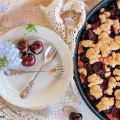 Τάρτα με γέμιση φρέσκων κερασιών και crumble.