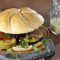 Burger με ψητά λαχανικά, ρόκα και σως[...]