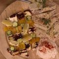Κεμπάπ χαλούμι με σάλτσα από ταχίνι και γιαούρτι