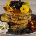 Pancakes με γιαούρτι και φρούτα 