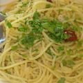 Σπαγγέτο aglio olio peperonzino με ρόκα και[...]