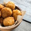 Arancini (κροκέτες ρυζιού γεμιστές με τυρί)