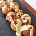 Αλμυροί λουκουμάδες με cheddar sauce και μπέικον