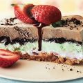 Τούρτα παγωτό φράουλα-σοκολάτα, oreo και crumble