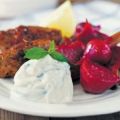 Μπιφτεκάκια με σάλτσα γιαουρτιού και παντζάρια