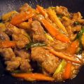 ΧΟΙΡΙΝΟ STIR-FRY ΜΕ ΛΑΧΑΝΙΚΑ ΚΑΙ ΣΟΥΣΑΜΙ