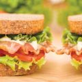 Σάντουιτς BLT (μπέικον, μαρούλι, ντομάτα)