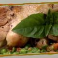 Μπούτια κοτόπουλο με σάλτσα αρακά και σαλάτα[...]