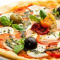Πίτσα με φρέσκια ντομάτα ανθότυρο ελιές[...]