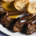Αρνίσια παϊδάκια λαδορίγανη και πατάτες ψητές[...]