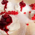 Mini pavlovas με raspberries και cranberries