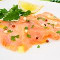Carpaccio ξιφία με ροζ και πράσινο πιπέρι
