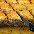 Μπακλαβάς!!  Και δεν σταματάς να τρώς !!
