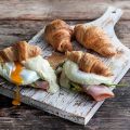 Croque Madame με αφράτα κρουασάν βουτύρου της[...]